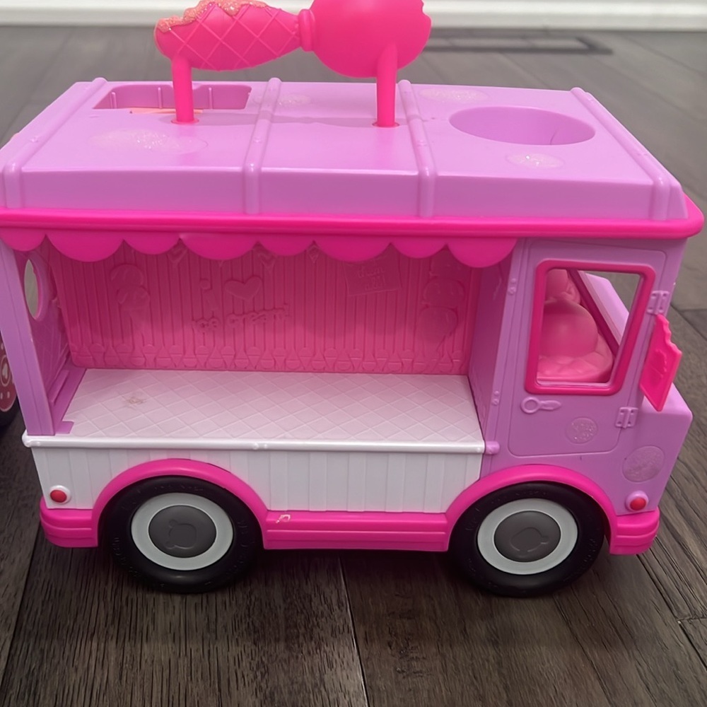 Minnie mouse bake shop truck and ice cream truck of other brand - Picture 4 of 9
